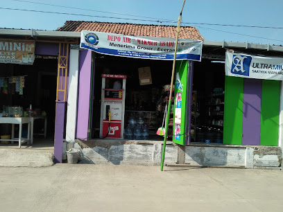 Bahan sembako segar di rak toko